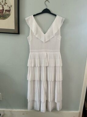 Banana Republic White Tiered V-Neck Midi Dress. Size 6